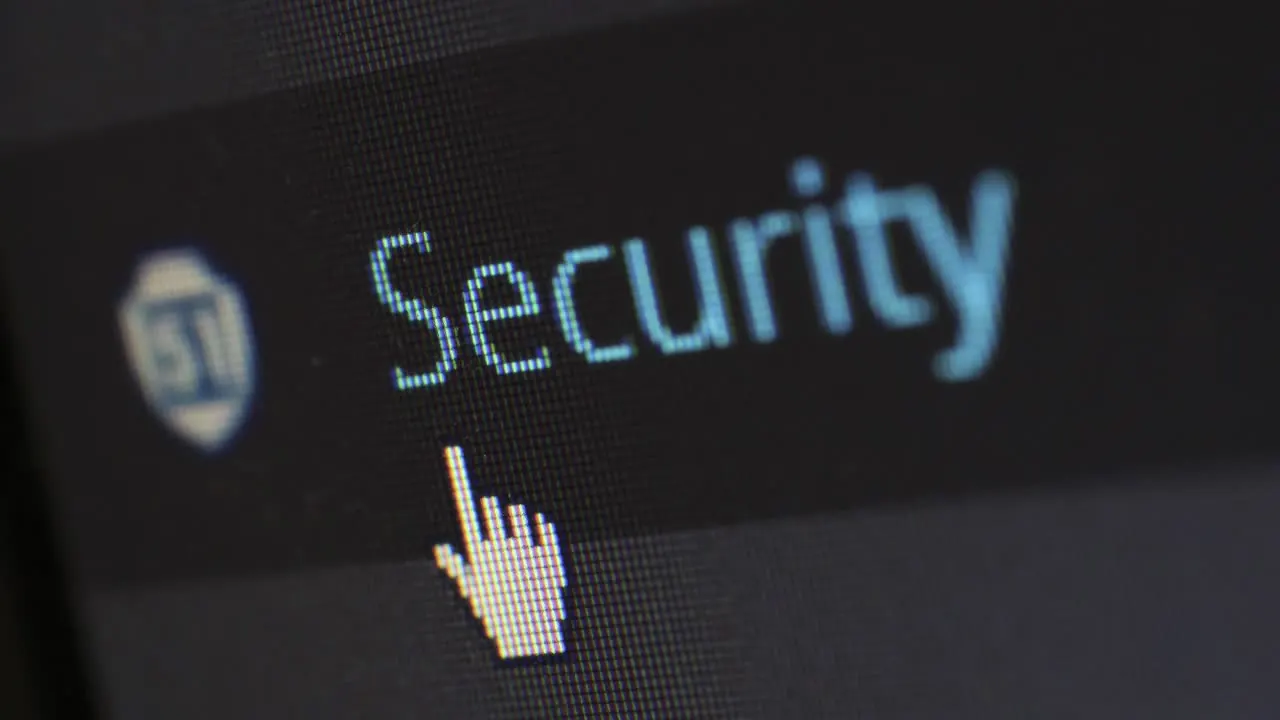 Primo piano di uno schermo con cursore sulla voce Security e icona di protezione