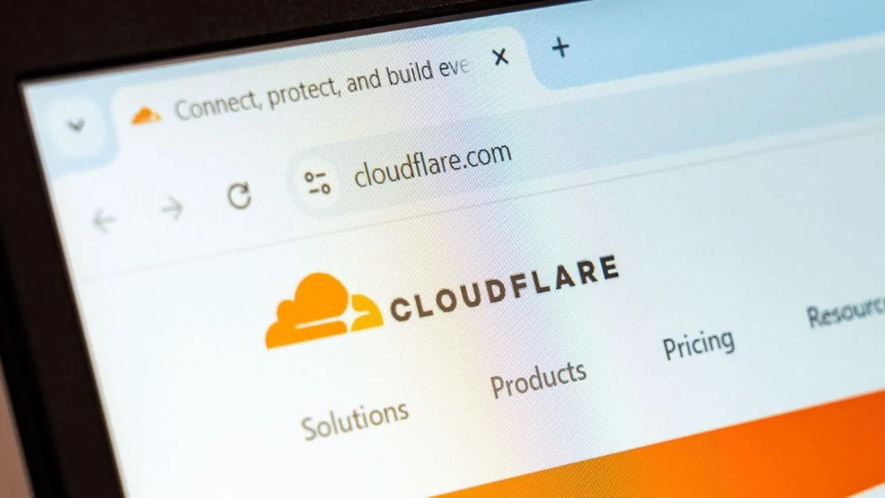 Schermo del browser aperto su cloudflare.com con logo e menu Solutions, Products, Pricing, Resources
