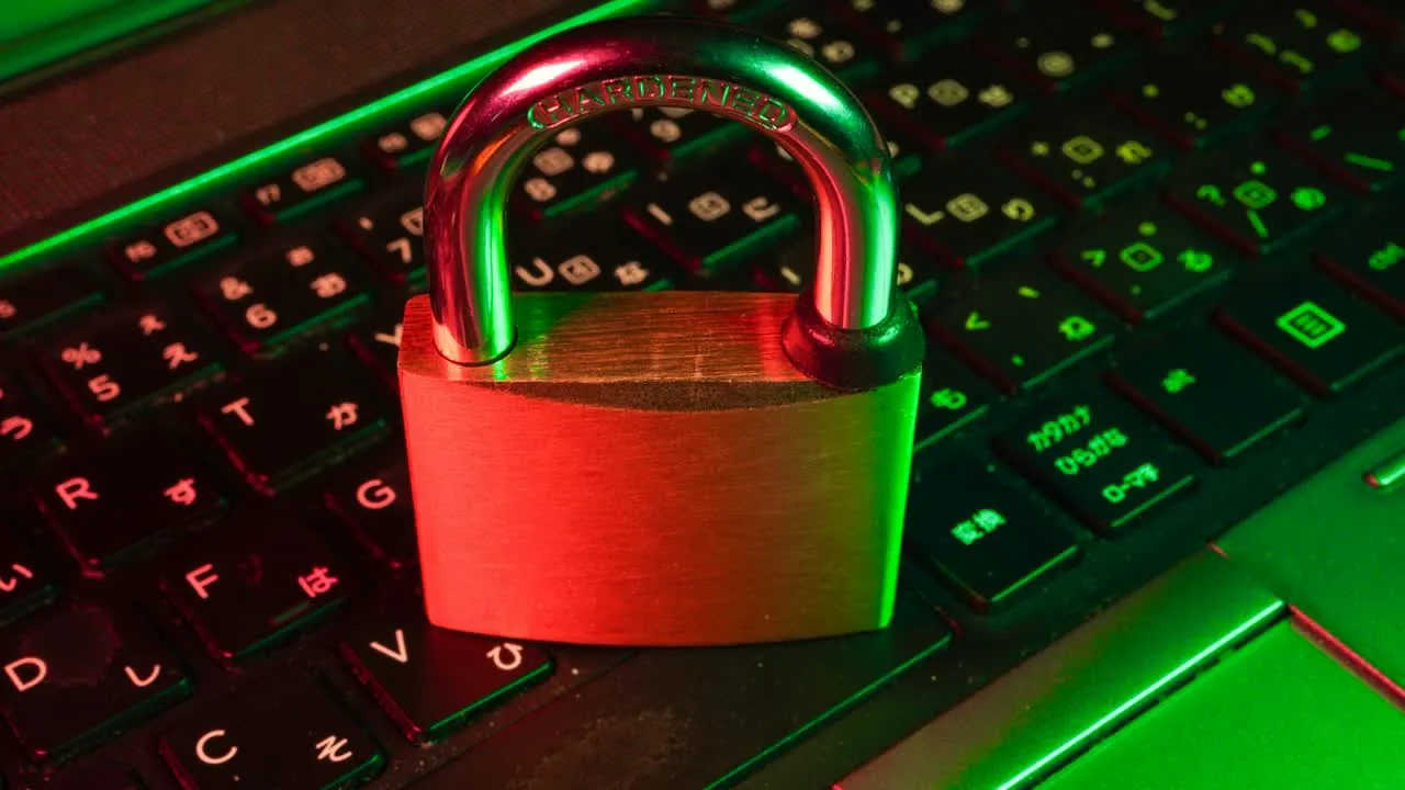 Lucchetto metallico su tastiera di laptop, luce rossa e verde