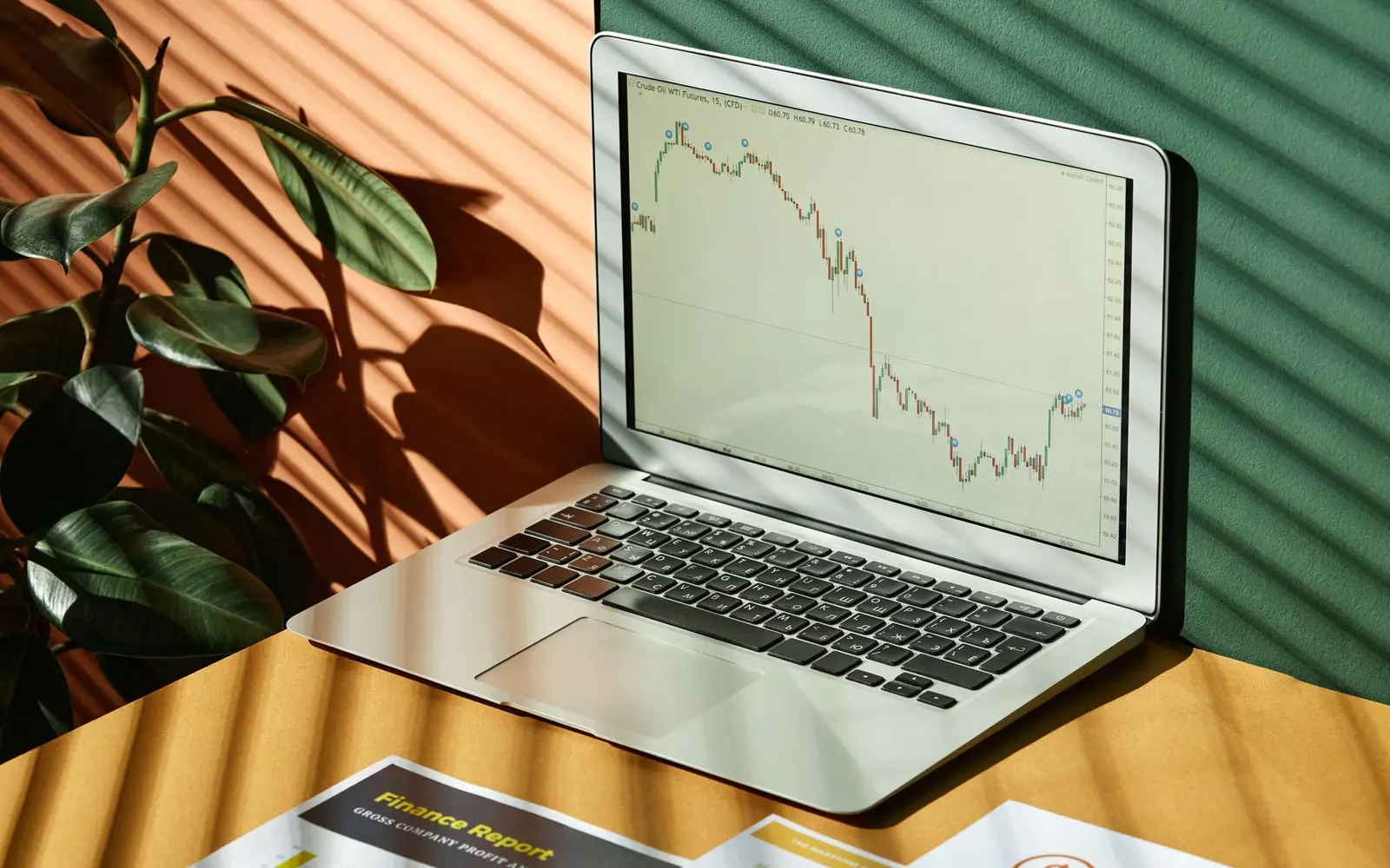 Portatile con un grafico su una scrivania con report finanziari